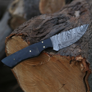 Cuchillo de Caza y Camping Multifuncional de Acero Damasco con Alto Contenido de Carbono, Hoja Recta, Espiga Completa y Mango de Madera Pakka - Product Image 3