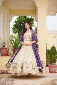 Hermoso Lehenga Choli Tradicional de Seda Crema Bordado con Dupatta Morado para Mujer, para Bodas en India y Pakistán, Largo hasta el Suelo - Product Image 4