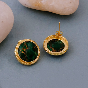 Boucles d'oreilles clous solitaires en émeraude naturelle Mohave, plaquées or 18 carats, avec pierre précieuse ronde, style pièce de monnaie, faites à la main, bijoux bohèmes en laiton R - Product Image 1