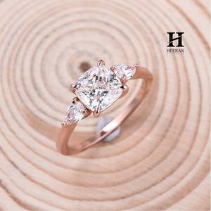 Anillo de Compromiso de Lujo con Diamante Cultivado en Laboratorio de 2 Quilates con Corte Cojín, Oro Rosa de 14K, Anillo de Tres Piedras con Diamantes Laterales en Forma de Pera, Certificado - Product Image 4