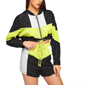 Ensemble veste à capuche et short colorblock avec cordon de serrage pour femme – Survêtement sportif multicolore coupe-vent - Product Image 4