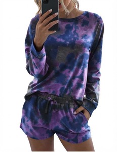 Ensemble 2 pièces tie-dye pour femme, sweat-shirt à manches longues et col rond, short ample, tenue décontractée en coton tricoté pour le printemps et l'été - Product Image 1