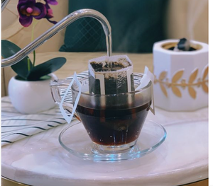 Meilleur prix 100 g/boîte grains de café moulu 60% Arabica 40% Robusta sac d'égouttement mélange OEM/ODM chocolat à la noix moelleux sucre de café instantané - Product Image 1