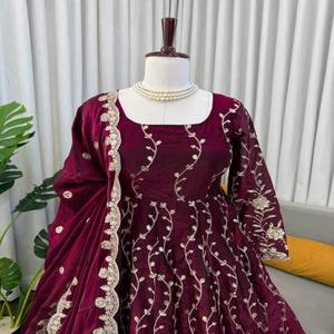 Conjunto Anarkali de Seda VASTRA COTTAGE con Dupatta con Lentejuelas y Pantalón de Micro Algodón, Completamente Cosido, para Fiestas y Eventos Étnicos - Product Image 2