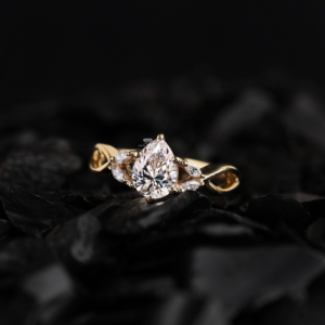 Anillo de compromiso con diamante cultivado en laboratorio de corte pera inspirado en la naturaleza, con piedras laterales marquesa y vástago retorcido, joyería nupcial de oro de 14K - Product Image 1