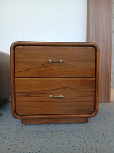 Table de chevet en teck de style mid-century avec cadre incurvé biseauté et poignées en laiton - Product Image 4