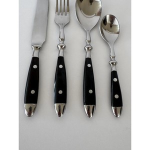 Juego de Cubiertos Clásicos de Metal con Mangos de Plástico Negro, Acabado Espejo, Aptos para Lavavajillas, Cubiertos para Bodas - Product Image 4