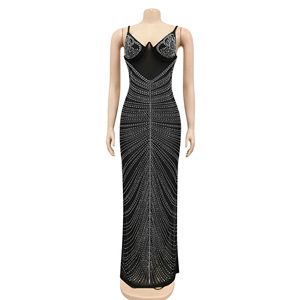 Robe de soirée élégante noire, coupe fourreau, avec ornements en strass, décolleté en cœur, bretelles spaghetti, longueur au sol - Product Image 1
