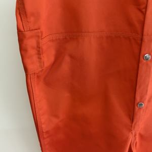 Overoles Resistentes de Trabajo en Naranja o Negro con Impresión de Logotipo, Uniforme de Prisión Personalizado - Product Image 4