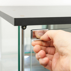 Vitrine classique en verre trempé avec fond miroir, dessus noir, 2 étagères robustes pour usage commercial et muséal - Product Image 4