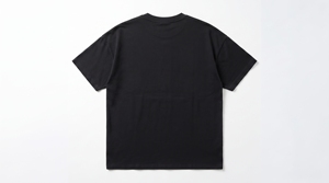เสื้อยืดคอกลมแขนสั้นสีดำสำหรับผู้ชาย ทรงปกติ ผ้าเจอร์ซีย์ถัก 100% ผ้าฝ้าย สีพื้น ระบายอากาศได้ดี มีโลโก้ด้านหน้า - Product Image 2