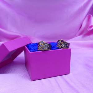 Anillo de Compromiso y Boda Clásico de Plata de Ley 925 Chapado en Oro Vintage con Piedras Preciosas de Esmeralda, Rubí y Topacio Blanco Hechas a Mano con Bajo MOQ - Product Image 3