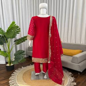 Traje de Kurta y Pantalón de Seda de Diseño VASTRA COTTAGE con Intrincado Trabajo de Hilo y Lentejuelas y Dupatta a Juego para Fiestas y Bodas - Product Image 4