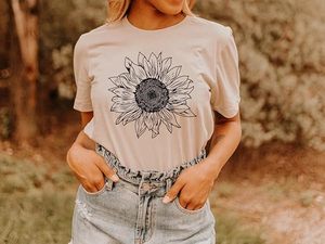 T-shirt rétro ajusté motif tournesol, confectionné en coton doux avec un tissu tricoté aérien pour un confort optimal - Product Image 1