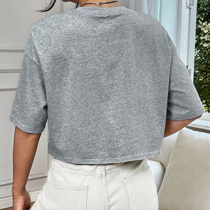 เสื้อยืดครอปท็อปผู้หญิงคุณภาพสูงสำหรับฤดูร้อน ทรงหลวม ปรับแต่งได้ MOQ ต่ำ ราคาสมเหตุสมผล - Product Image 2