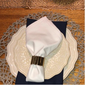 Ensemble de porte-serviettes en laiton cannelé de luxe, accessoires de table contemporains, anneaux de serviette sophistiqués à bords ondulés argentés et dorés - Product Image 1