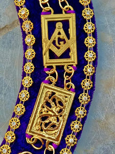 Collier de Grand Lodge Maçonnique, Chaîne Plaqué Or avec Fond Violet, Tissu Velours de Haute Qualité avec Chaîne Intégrée - Product Image 4