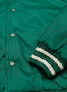 เสื้อแจ็คเก็ตวาร์ซิตี้ผ้าซาตินพิมพ์โลโก้ตามสั่งสำหรับผู้ชาย ไซส์ใหญ่ ตกแต่งด้วยแพทช์เบสบอล เหมาะสำหรับใส่กลางแจ้งในฤดูหนาว สไตล์วิทยาลัย - Product Image 4