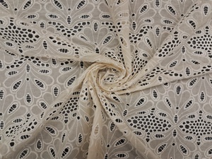 Tela de Algodón Blanco Premium de Fábrica al por Mayor con Bordado Schiffli - Material Floral con Ojales de Diamante y Calado para Vestidos - Product Image 5