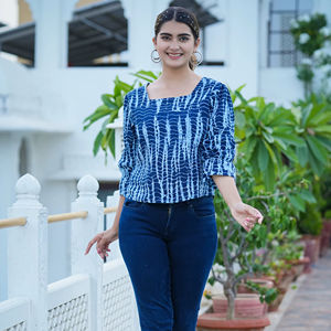 Haut pour femme en coton bleu imprimé tie-dye, coupe classique, avec manches bouffantes à trois couches et col carré, style décontracté mondial - Product Image 1