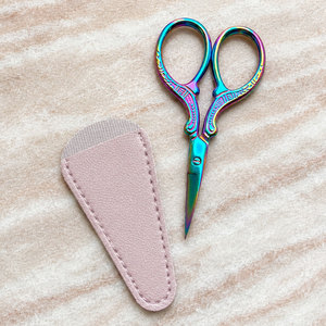 Tijeras de Bordado Multicolores con Hoja de Punta Afilada y Estuche Protector - Product Image 2