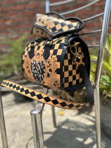 Bolso Bandolera de Viaje de Cuero de Lujo Western Speedy, Diseño a Cuadros, Grabado de Corazón, Cierre de Cremallera Negro y Marrón, Poliéster - Product Image 1