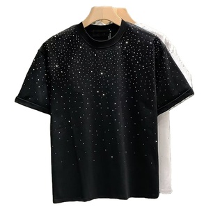 เสื้อยืดแขนสั้นสีดำสำหรับผู้ชาย ลายจุดประดับเพชร คอกลม สไตล์ลำลอง วินเทจ ทรงโอเวอร์ไซส์ ความยาวปกติ ผ้าฝ้าย 100% - Product Image 1
