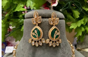 Magnifique collier en laiton plaqué or de haute qualité avec un ensemble de boucles d'oreilles en moissanite, style Polki, pour les fiançailles, les mariages, les soirées - Product Image 4