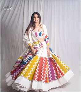 Tenue ethnique spéciale Navratri en pur coton mousseline avec imprimé numérique et travail de miroirs, Lehenga Choli avec dupatta imprimée et ornée de miroirs - Product Image 1