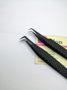 Pince à épiler professionnelle pour extensions de cils, marque privée, en acier inoxydable, à 90 degrés et à pointe en fibre pour volume russe - Product Image 2