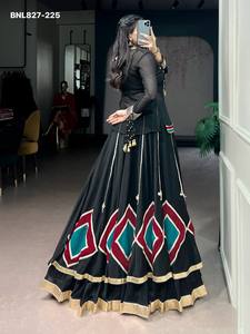 Nuevo Conjunto de Lehenga, Blusa y Túnica con Estampado Geométrico Uniforme y Detalles de Conchas de Cauri, Proveedor Indio - Product Image 5