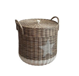 Panier rond en rotin polyvalent avec couvercle, poignées et motif étoile, tissé à la main, bac de rangement décoratif naturel pour le salon - Product Image 1