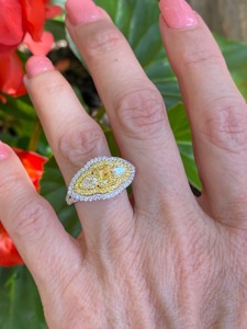 Elegante Anillo de Compromiso y Boda con Diamante Amarillo de Laboratorio, Corte Cojín, Doble Halo, Oro Blanco, VVS+, Certificado IGI, Diseño de Tallo Dividido - Product Image 4