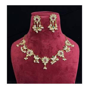 ชุดสร้อยคอพร้อมต่างหูสำหรับงานแต่งงานและเทศกาล Kundan โทนสีทองหรูหรา - Product Image 3