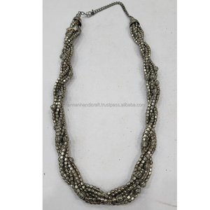 Colliers tendance en perles de résine faites à la main, designs de bijoux indiens uniques, colliers élégants faits à la main pour femmes - Product Image 6