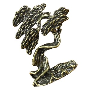 Figurine de maison traditionnelle en bois de pin - Peinte à la main, écologique, artisanale, durable, à suspendre au mur par Aqudus Saleem - Product Image 4