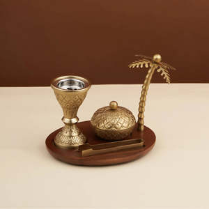 Ensemble brûleur d'encens Bakhoor en laiton arabe avec décor palmier et plateau en bois - Product Image 1