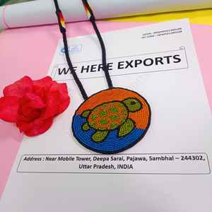 Collier pendentif tortue artisanal perlé avec perles vertes, oranges, noires, bleues, rouges, jaunes, blanches et cordon long pour artistes - Product Image 5