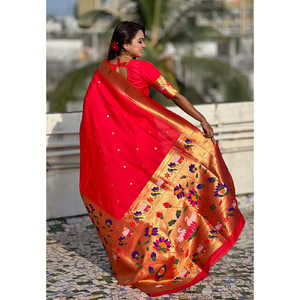 ผ้าไหมปาธานีสีแดงลายทอแบบอีลิท พร้อมผ้าคลุมไหล่ทอแบบฮาล์ฟฮาล์ฟ ขอบใหญ่ลายปักดิ้นทอง น้ำหนัก 700 กรัม - Product Image 3