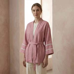 Haut enveloppant rose en coton et lin style kimono Kyoto pour femme, en tissu léger, style moderne, coupe confortable pour le quotidien - Product Image 1