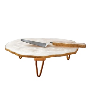 ขาตั้งเค้กเรซิ่นอีพ็อกซี่สุดหรูพร้อมขาโลหะทันสมัย ถาดทำมือสำหรับงานเลี้ยงน้ำชาและการสังสรรค์ในห้องนั่งเล่นที่หรูหรา - Product Image 3