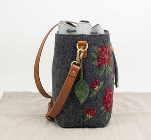 Bolso Bandolera de Fieltro con Diseño de Rododendro, Moderno, Elegante y Ligero, Capacidad de 16L, Sostenible - Product Image 2