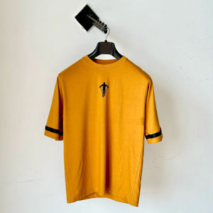 เสื้อยืดแขนสั้นคอวีสำหรับผู้ชาย แห้งเร็ว เหมาะกับกีฬาฤดูร้อน ดีไซน์แฟชั่นสั่งทำได้ ทรงโอเวอร์ไซส์ เท่ห์ เป็นมิตรกับสิ่งแวดล้อม ผลิตด้วยเทคนิคการพิมพ์แบบซับลิเมชั่น เนื้อผ้าถักคุณภาพสูง - Product Image 1