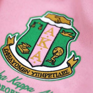 Chaqueta Varsity Rosa y Verde AKA, Cuerpo de Lana, Mangas de Cuero, Letras Bordadas en Chenille, Cierre de Botones a Presión, Ropa Exterior para Mujer - Product Image 3