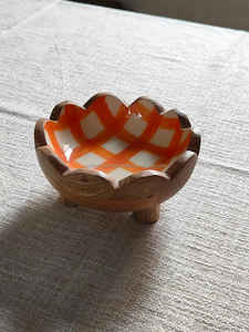 Support à gâteau en bois rustique avec bord en écorce, parfait pour le mariage de style fermier, la décoration de fête, l'affichage de gâteaux et de pâtisseries - Product Image 2