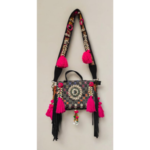 Sac à main tribal noir tufté avec motif de coquillages concentriques, broderie traditionnelle au point de croix et pompon fuchsia surdimensionné - Product Image 2