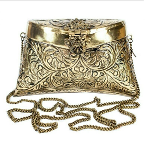 Bolso de mano vintage de metal de latón con intrincado relieve floral, cierre ornamental superior, a precios de mayorista. - Product Image 1