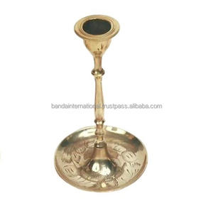 Porte-bougie conique à trois lumières en laiton de haute qualité avec finition dorée pour la décoration de bureau à la maison et pour Noël - Product Image 5