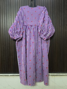 Robe longue en coton à manches longues pour femmes, imprimé cœurs rayés violet et blanc, style vintage, coupe trapèze, col rond - Product Image 2