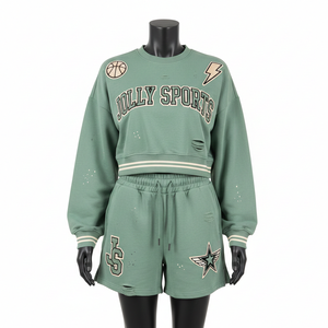 Ensemble court en molleton de coton premium 280 GSM pour femme, vert sauge, imprimé effet vieilli, logo brodé, 100% coton. - Product Image 1